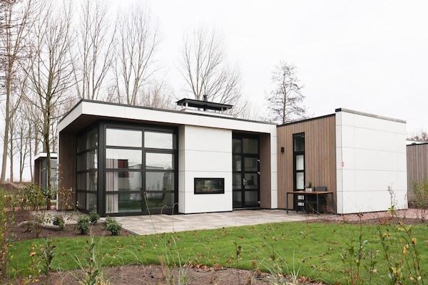 Buitenkant - Stijlvol natuurchalet bij Veluwemeer in Nijkerk (1)