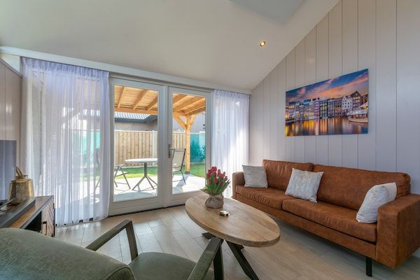 Woonkamer - Wellnesshuis bij de kust met sauna in Julianadorp (2)