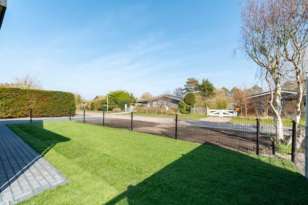Tuin - Wellnesshuis bij de kust met sauna in Julianadorp (5)