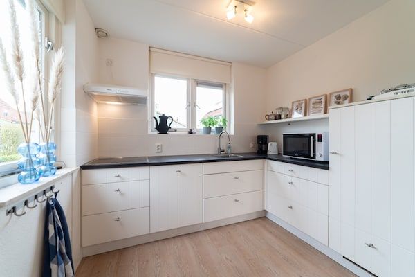 Keuken - Vakantiehuis in rustige Nederlandse park in Wemeldinge (4)