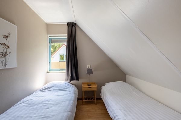 Slaapkamer - Schilderachtige villa in Andijk vlakbij het meer. in Andijk (2)