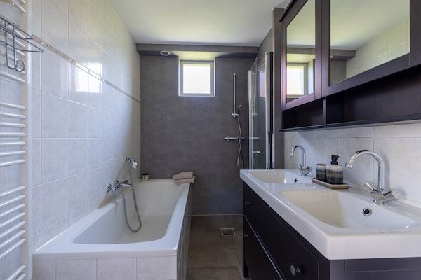 Badkamer - Schilderachtige villa in Andijk vlakbij het meer. in Andijk (4)