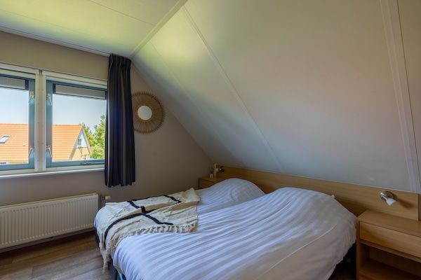 Slaapkamer - Schilderachtige villa in Andijk vlakbij het meer. in Andijk (3)