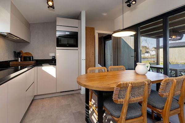 Eetkamer - Waterfront Retreat, Friesland in Delfstrahuizen (3)
