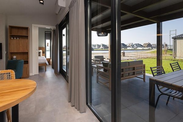 Uitzicht - Docklodge Verblijf aan het water in Delfstrahuizen (5)