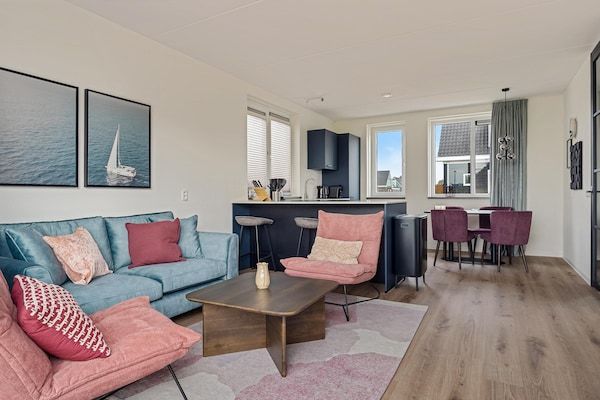 Woonkamer - Vakantiehuis in Medemblik met eigen aanlegsteiger in PS Opperdoes (4)