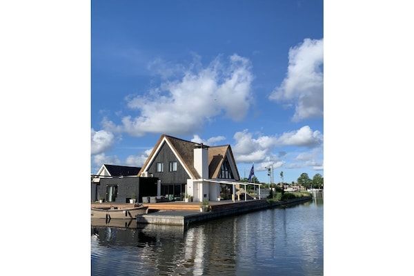 325766 in Stavoren - Foto 1 van 28