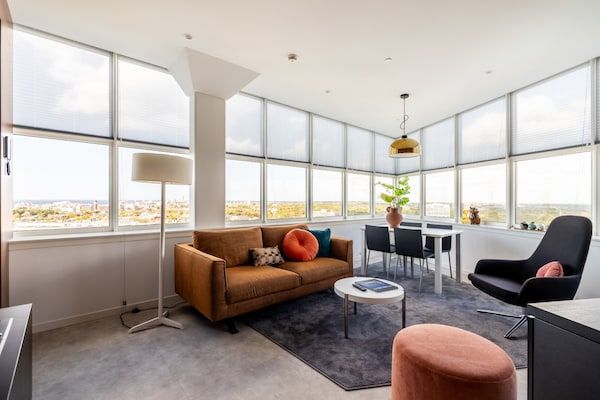 Woonkamer - comfortabel appartement met panoramisch uitzicht in Den Haag (4)