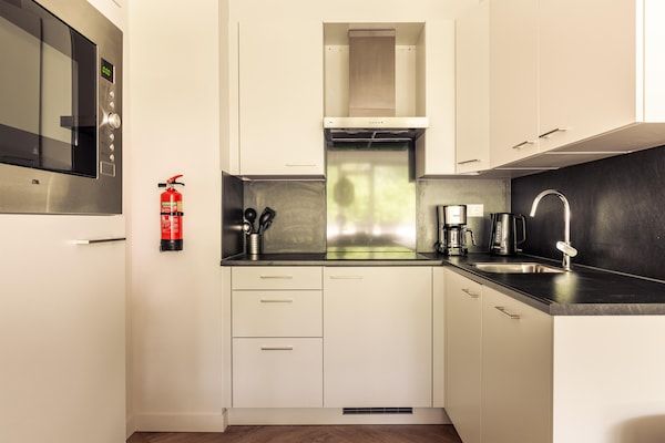 Keuken - Comfortabel appartement met balkon in Bruinisse (3)