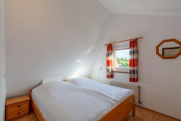 Slaapkamer - Heerlijk vakantiehuis in Julianadorp in Julianadorp aan Zee (3)