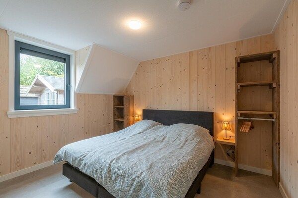 Slaapkamer - Moderne, nieuw ingerichte, vrijstaande villa voor 8 personen met een fijne grote tuin in Groote Keeten (5)