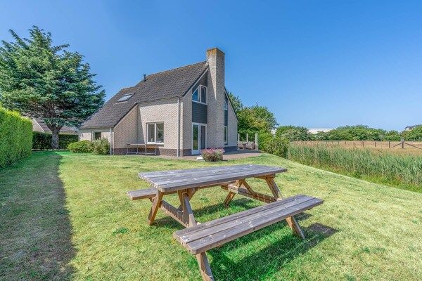 Tuin - Sfeervolle villa met terras aan het water in De Koog (3)