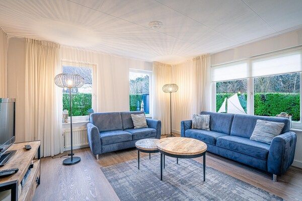 Woonkamer - Sfeervolle villa met wellness ruimte in De Koog (5)