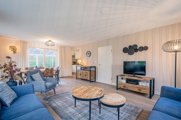 Woonkamer - Sfeervolle villa met wellness ruimte in De Koog (3)