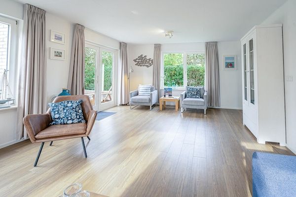 Woonkamer - Sfeervolle villa nabij zee en bos in De Koog (5)