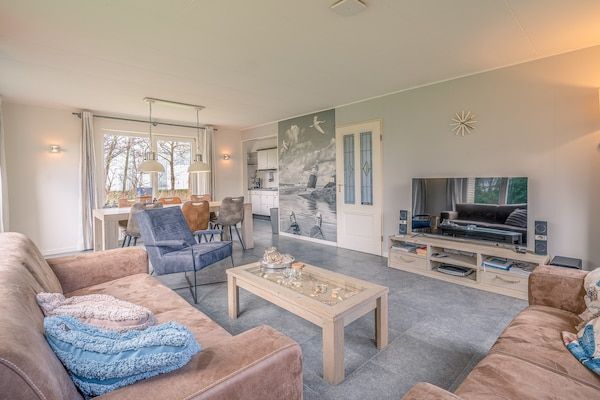 Woonkamer - Sfeervolle villa nabij zee en bos in De Koog (3)