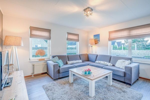 Woonkamer - Sfeervolle villa met houtkachel nabij zee en bos in De Koog (3)