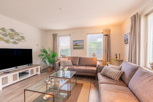 Woonkamer - Sfeervolle villa nabij zee en bos met sauna in De Koog (4)