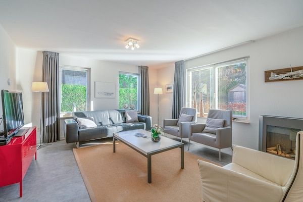 Woonkamer - Ruime villa met sauna en uitbouw in De Koog (3)