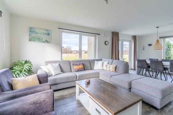 Woonkamer - Sfeervolle villa aan de waterkant met sunshower in De Koog (4)