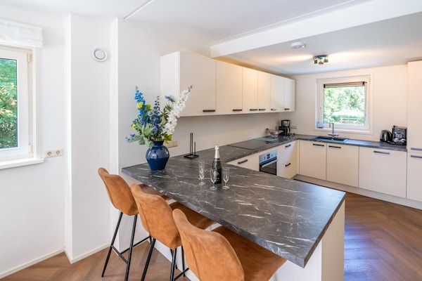 Woonkamer - Sfeervol 6 persoons landhuis in De Koog (5)