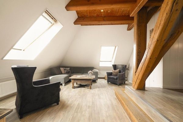 Woonkamer - Appartement Nostalgisch in Scholp boerderij in Schagen (2)