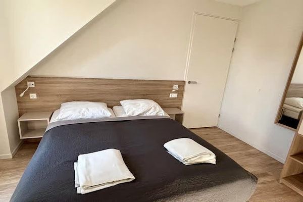 Slaapkamer - 5-persoons lodge met privébalkon in Zoutelande (4)