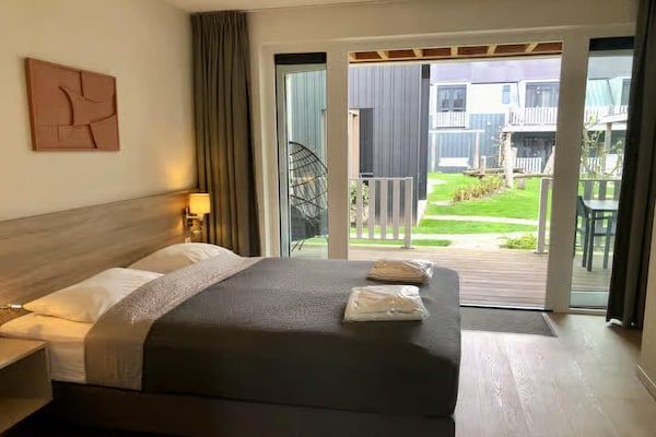 Slaapkamer - Prachtige lodge geschikt voor 2 personen. in Zoutelande (5)
