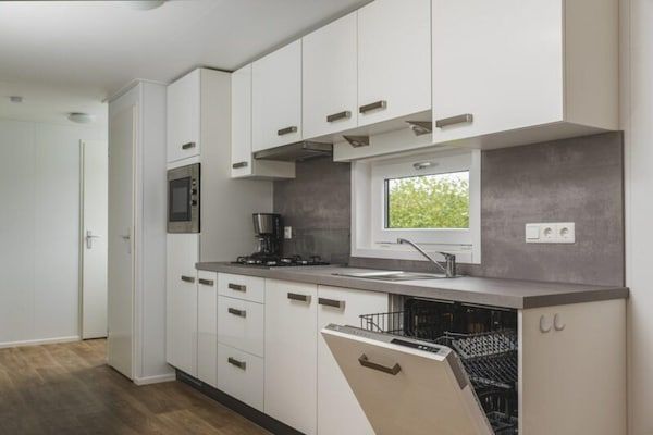 Keuken - Schilderachtige boslodge nabij Holterberg met uitzicht op het water in Rijssen (5)