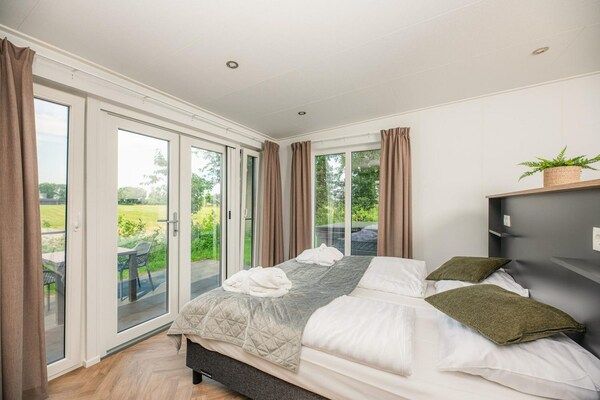 Slaapkamer - Overijssel Holiday Haven met bubbelbad in Rijssen (5)