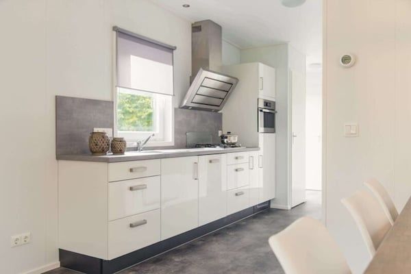 Keuken - Luxe boslodge met privésauna in Rijssen (4)