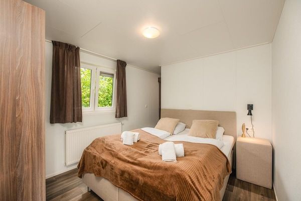 Slaapkamer - Stijlvolle familielodge in het bos met eigen bubbelbad in Rijssen (4)