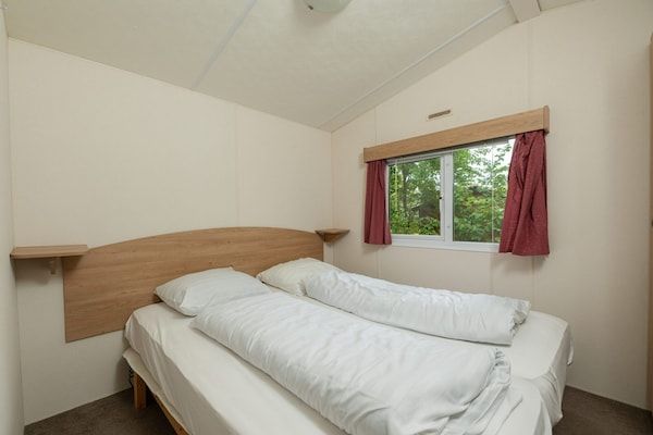 Slaapkamer - Gezellig chalet met eigen tuin voor 4 personen in Zuna (4)