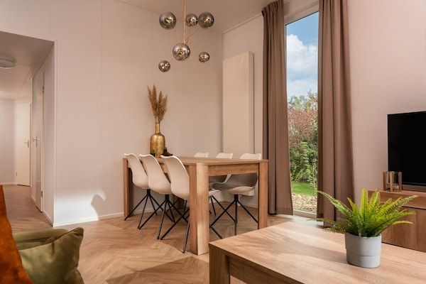 Eetkamer - Luxe lodge met bubbelbad en sauna voor 5 personen in Zuna (4)