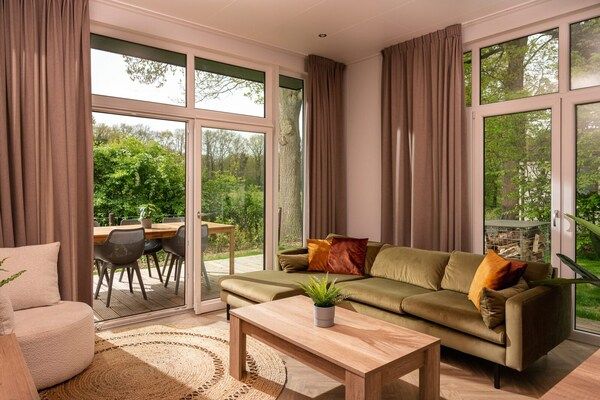 Woonkamer - Luxe lodge met bubbelbad en sauna voor 5 personen in Zuna (2)