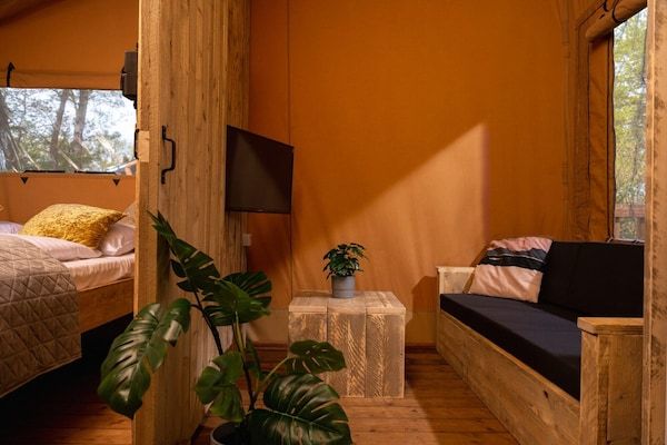 Woonkamer - Unieke tentaccommodatie met eigen buitenbar in Zuna (5)