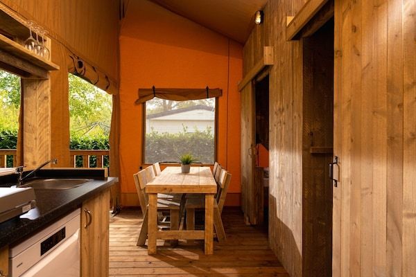 Eetkamer - Unieke tentaccommodatie met eigen buitenbar in Zuna (2)