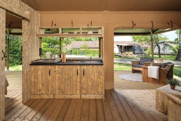 Keuken - Sfeervolle safaritent voor gezinsglamping in Zuna (5)