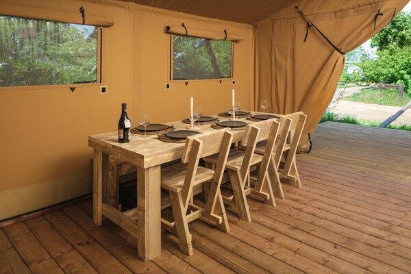 Eetkamer - Luxe safaritent met extra groot terras in Zuna (3)