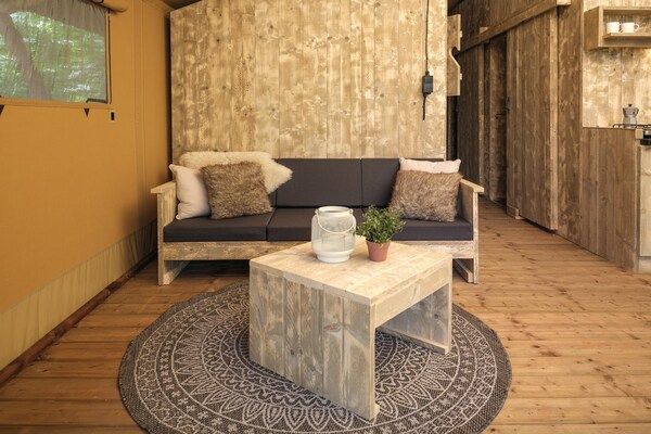 Woonkamer - Luxe safaritent met extra groot terras in Zuna (2)