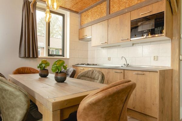Eetkamer - Kinderbungalow vlakbij de kinderboerderij in Zuna (3)