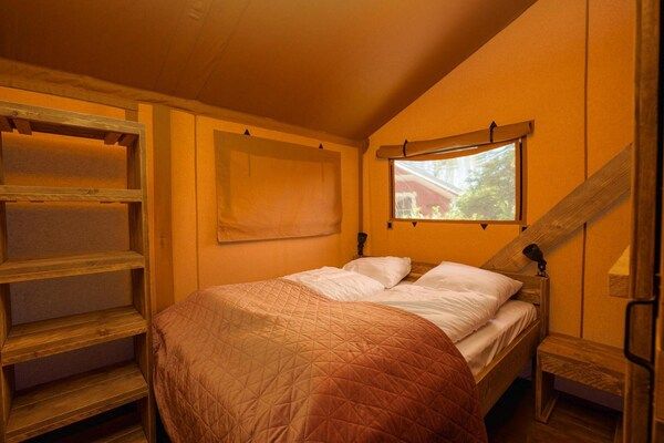 Slaapkamer - Ruime luxe safaritent voor 8 personen in Zuna (3)