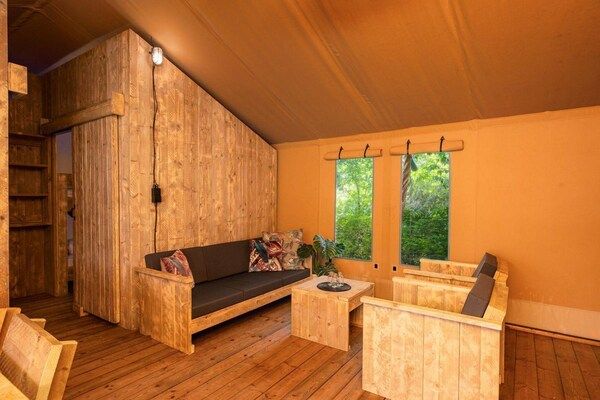 Woonkamer - Ruime luxe safaritent voor 8 personen in Zuna (2)