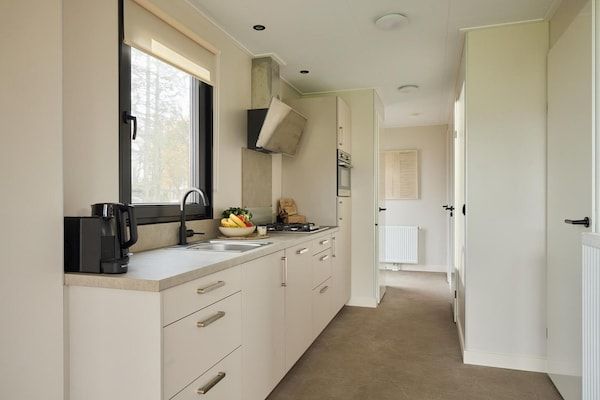 Keuken - Luxe familielodge met bubbelbad in Zuna (5)