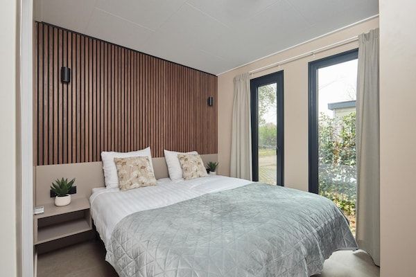 Slaapkamer - Luxe familielodge met bubbelbad in Zuna (3)