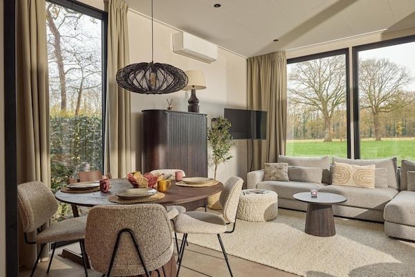 Woonkamer - Luxe familielodge met bubbelbad in Zuna (4)