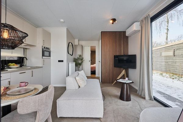 Woonkamer - Luxe wellnesslodge met sauna en jacuzzi voor 2 personen in Zuna (2)