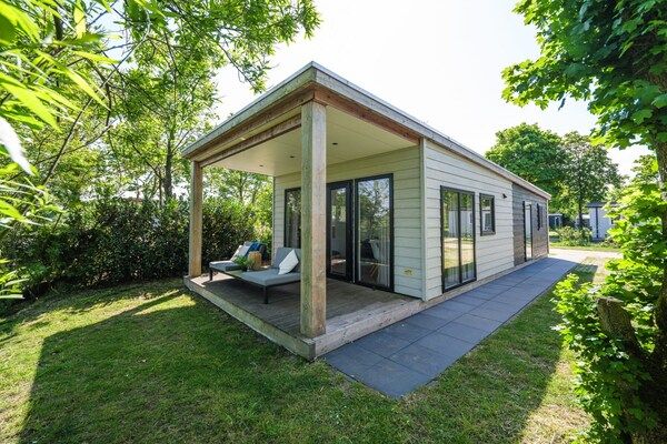 Buitenkant - Luxe wellnesslodge met sauna en jacuzzi voor 2 personen in Zuna (1)