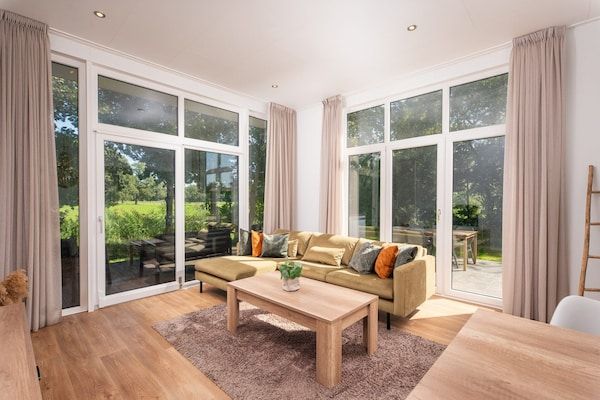 Woonkamer - Rivierhut met eigen jacuzzi in Zuna (5)