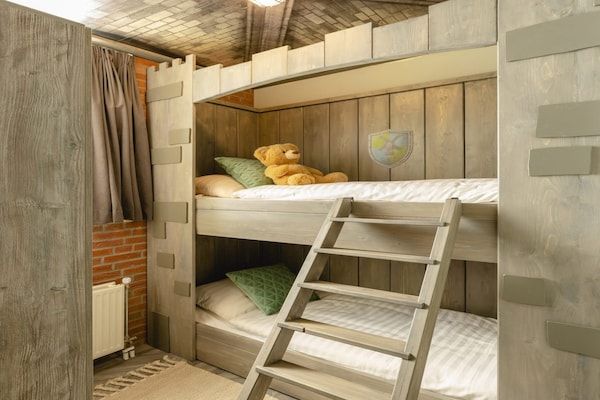 Slaapkamer - Lodge met uitzicht op de weide en een bubbelbad. in Zuna (3)